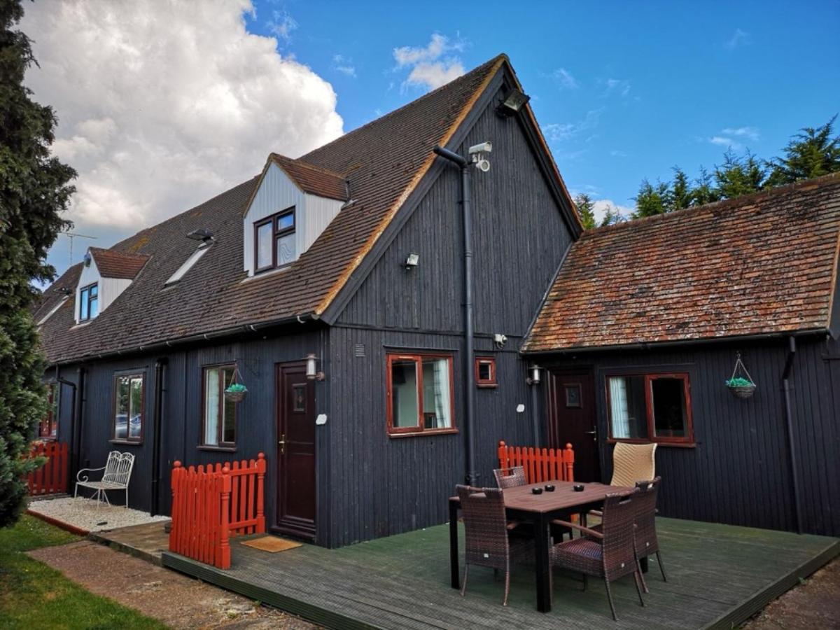 Chalet Cottages Streatley  Exterior photo
